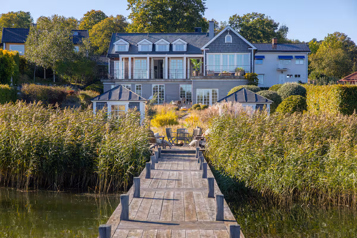 Arkitektritad villa vid vattnet med pool och bastu